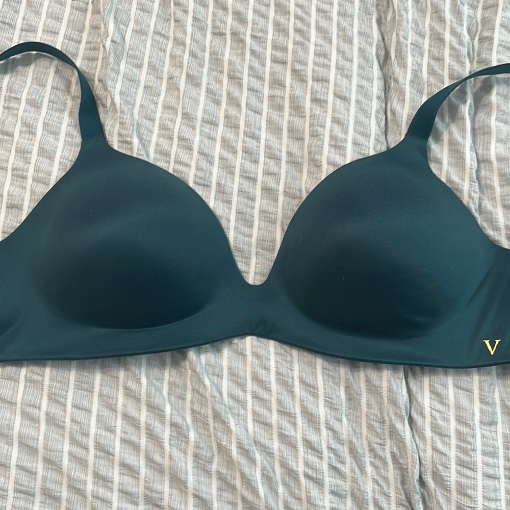 VICTORIA’S SECRET WIRELESS BRA